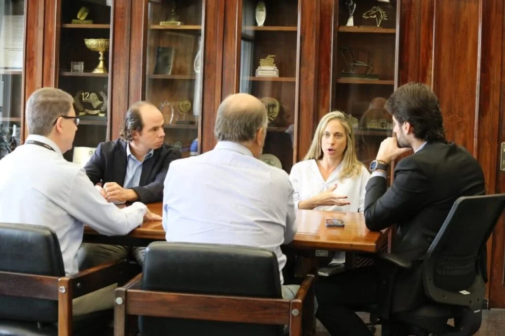 quais sao as acoes que o governo de sao paulo esta discutindo para descarbonizar frotas