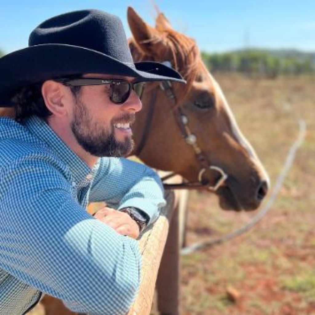 Qual é a abordagem de “Visions in the Dark” em relação à conexão intuitiva entre cavalos e humanos?