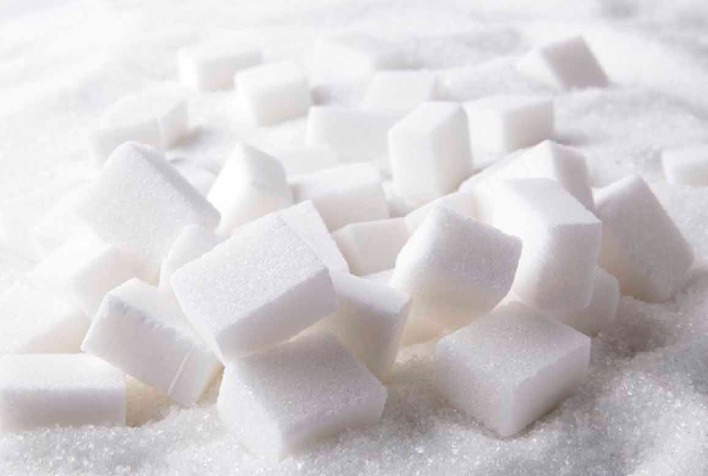 Qual é a estimativa para o déficit da safra global de açúcar de 3,2 milhões de toneladas em 2023/24, de acordo com a trading?