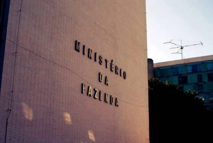 qual e a expectativa da fazenda para superar a meta de recuperacao de tributos em 2024 e qual sera o foco dado aos grandes devedores