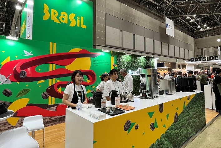 Qual é o valor estimado que a participação do Brasil na maior feira de cafés especiais da Ásia pode gerar em receita?