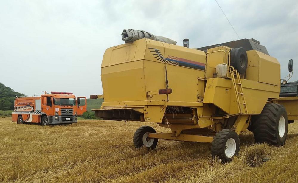 Qual foi a causa da morte do trabalhador durante a manutenção da colheitadeira?