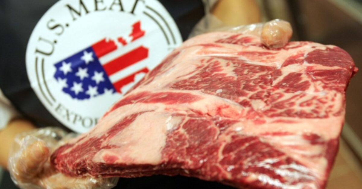 Qual foi o percentual de queda nas exportações de carne bovina dos Estados Unidos em agosto de 2023 segundo o Portal DBO?