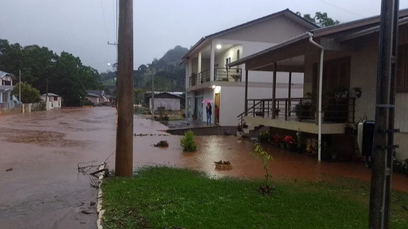 Três Arroios: Emergência por chuvas intensas? 1 TRÊS ARROIOS DECLARA SITUAÇÃO DE EMERGÊNCIA DEVIDO AS CHUVAS INTENSAS, ENXURRADAS E ALAGAMENTOS - Rádio Aratiba 107.9 FM de Aratiba - RS