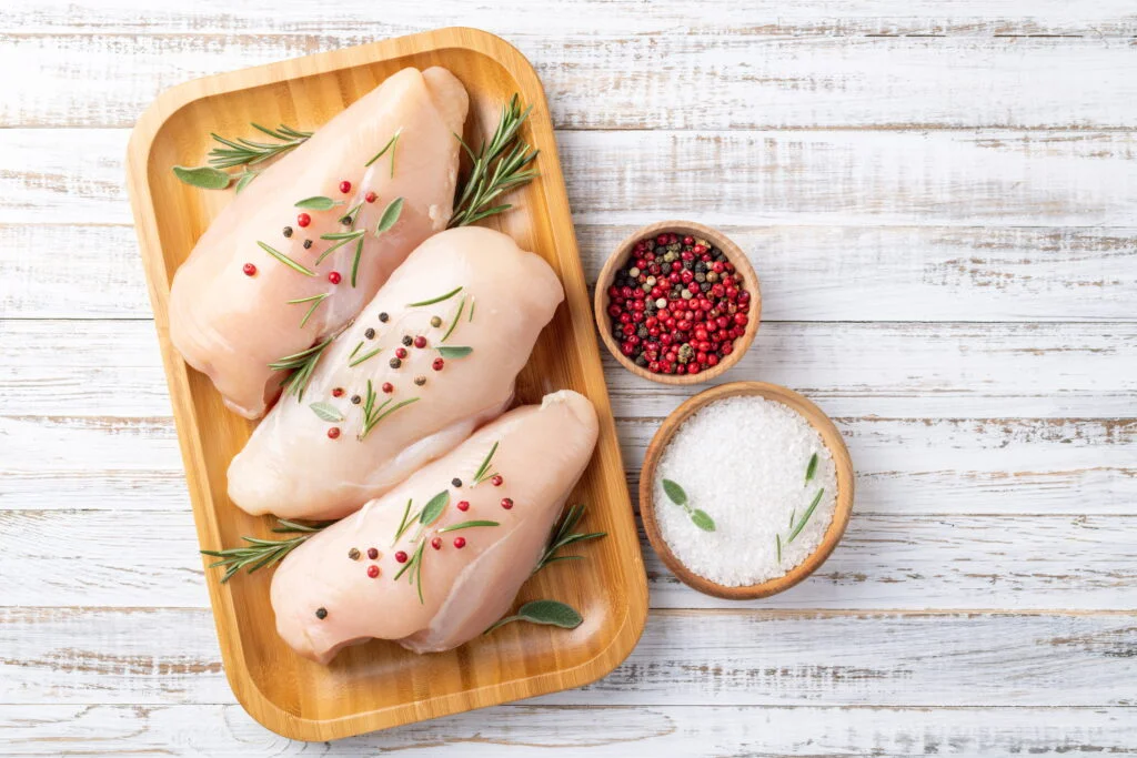 Preço da carne de frango exportada em queda? Restrições persistem 2 A foto mostra pedaços de frango