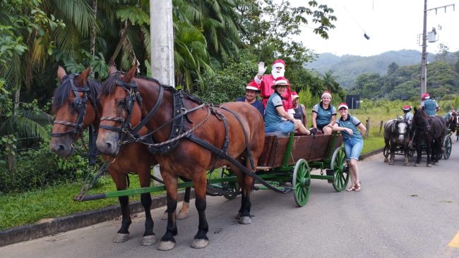 FOTOS: Clube do Cavalo Germano Tiedt realiza ação de natal no bairro Testo Central