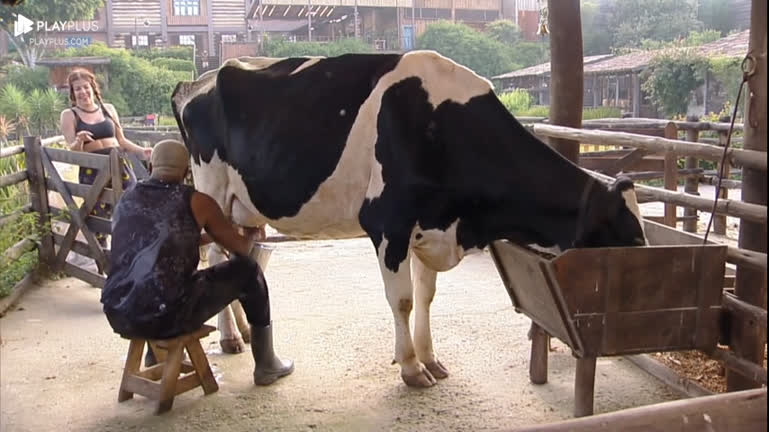Jaque ensina Tonzão a tirar leite da vaca e faz pegadinha com o peão | A Fazenda 15 - A Fazenda 15
