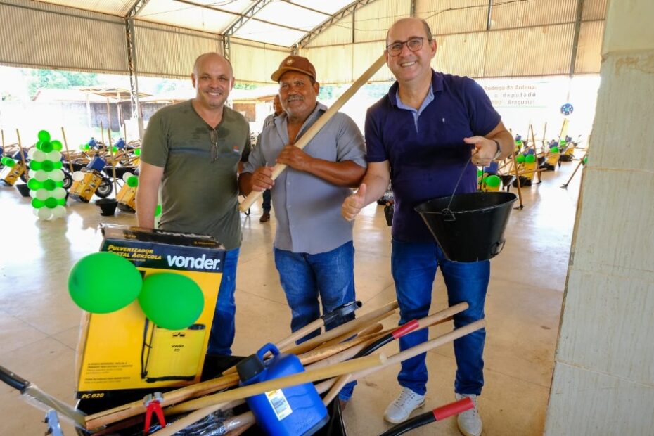 Deputado Eugênio entrega 100 kits de ferramentas para agricultura familiar em Porto Alegre do Norte