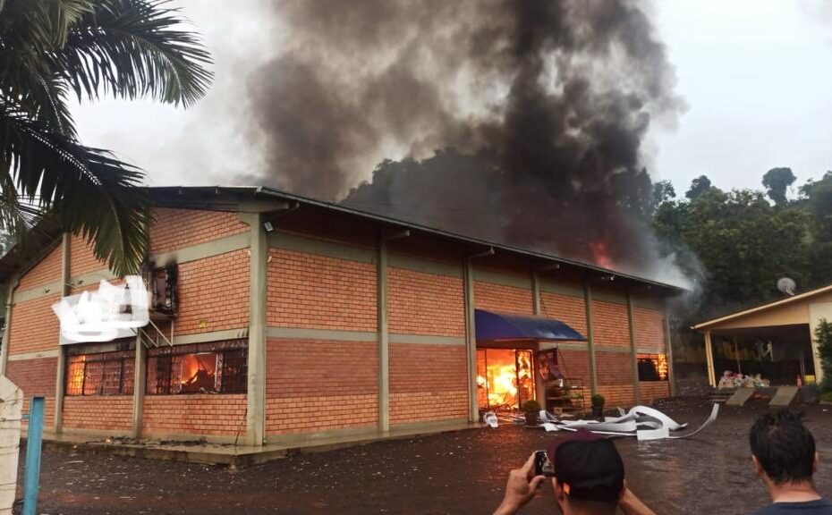 Supermercado e agropecuária destruídos em incêndio - Rádio Chapecó FM