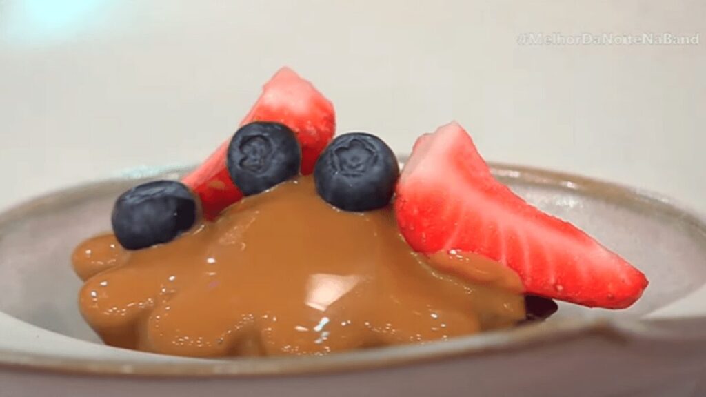 Bolo de chocolate na churrasqueira