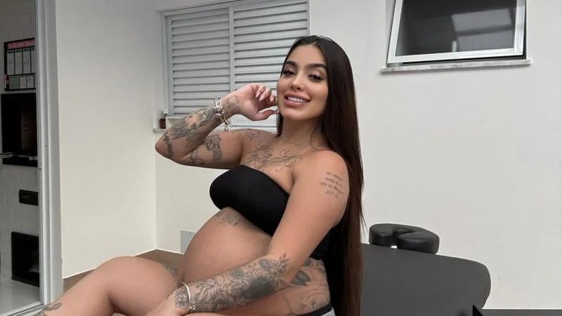 Mc Mirella revela fortes dores ao tirar leite pela primeira vez: "Tô lascada"