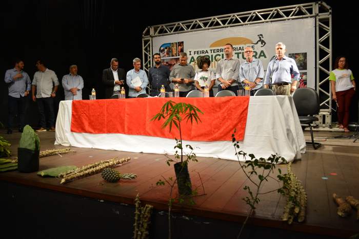 Ministro anuncia políticas contra seca na Feira Familiar de Vitória da Conquista