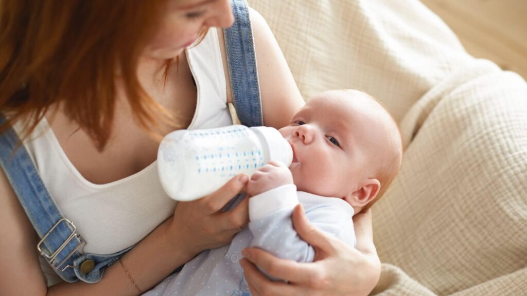 OMS libera leite de vaca para bebês de 6 a 11 meses que não mamam