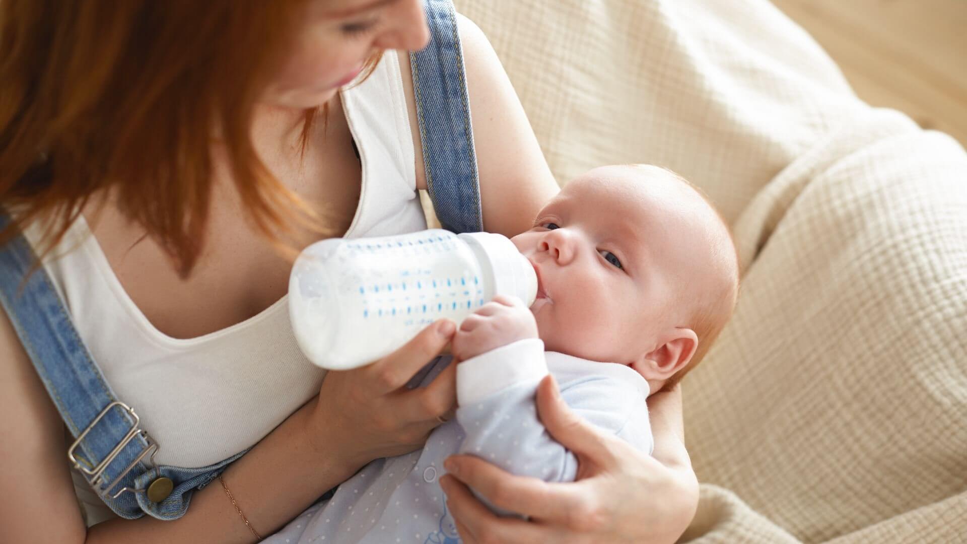 OMS libera leite de vaca para bebês de 6 a 11 meses que não mamam