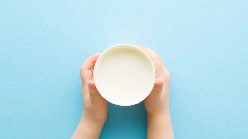 OMS libera leite de vaca para bebês 12 OMS muda diretrizes e libera leite de vaca para bebês de 6 a 11 meses