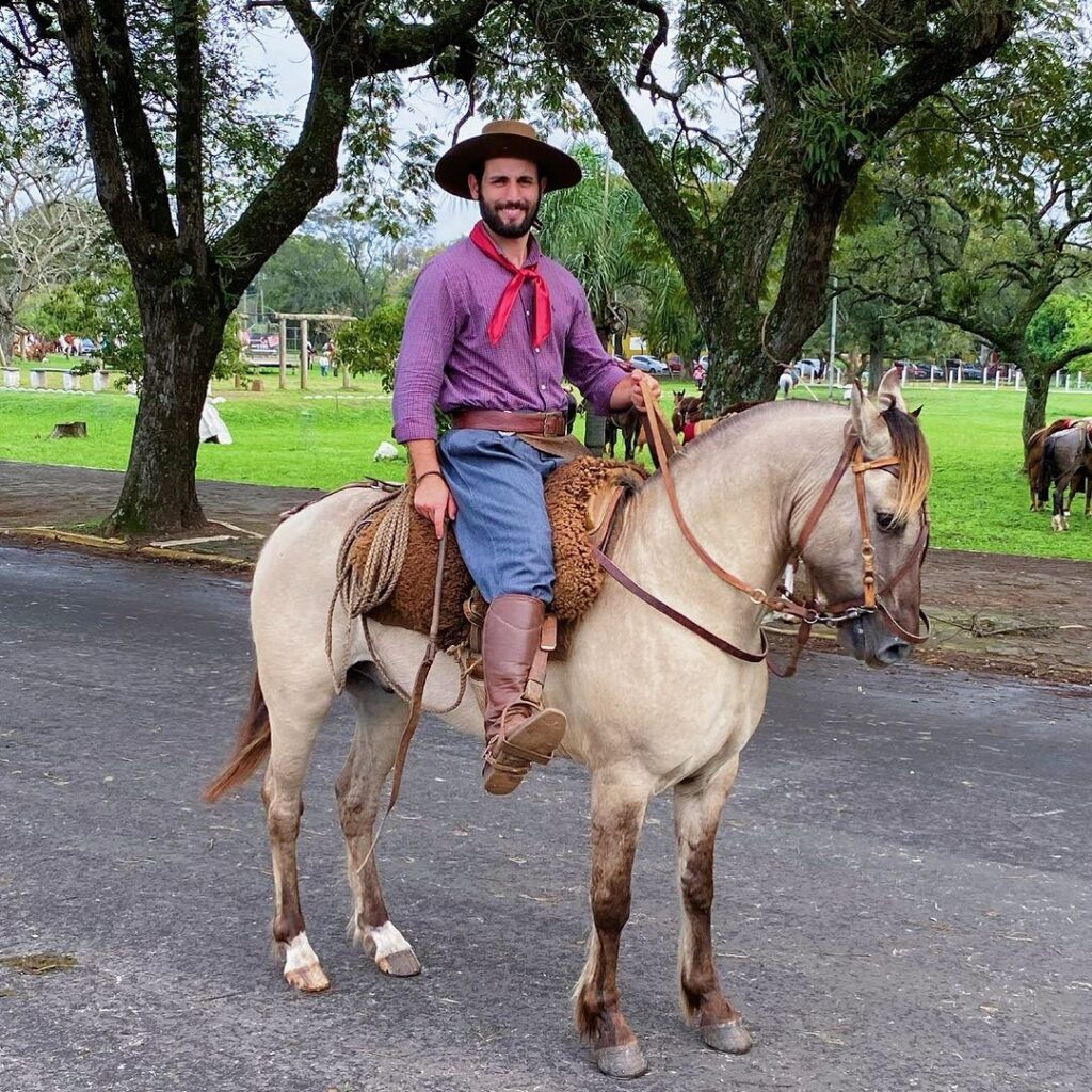 BBB Matteus Amaral leva a vivência com os cavalos para a casa mais vigiada do Brasil