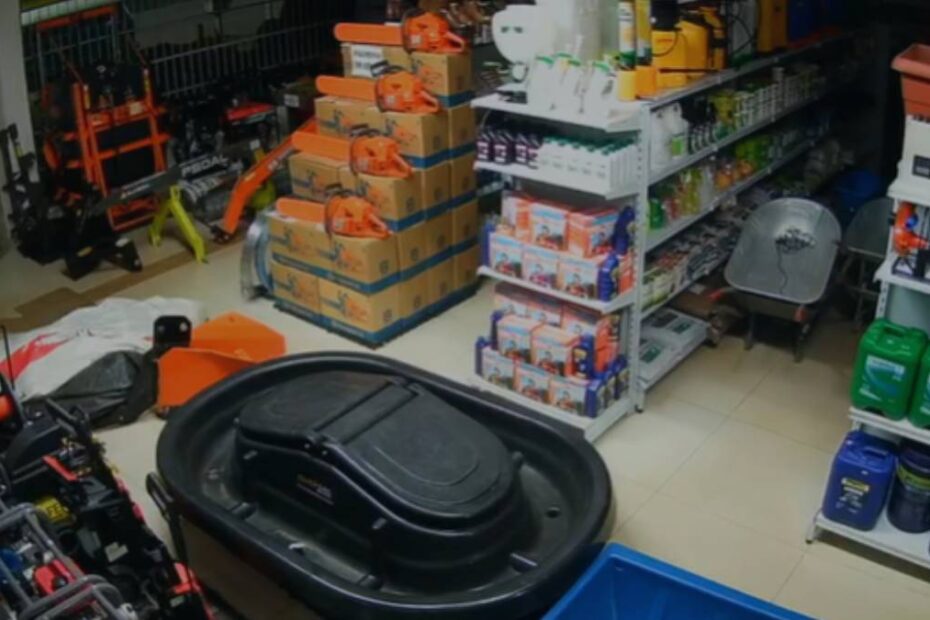 VEJA VÍDEO: Bando invade loja de agropecuária e furta 13 motosserras em Porto Velho