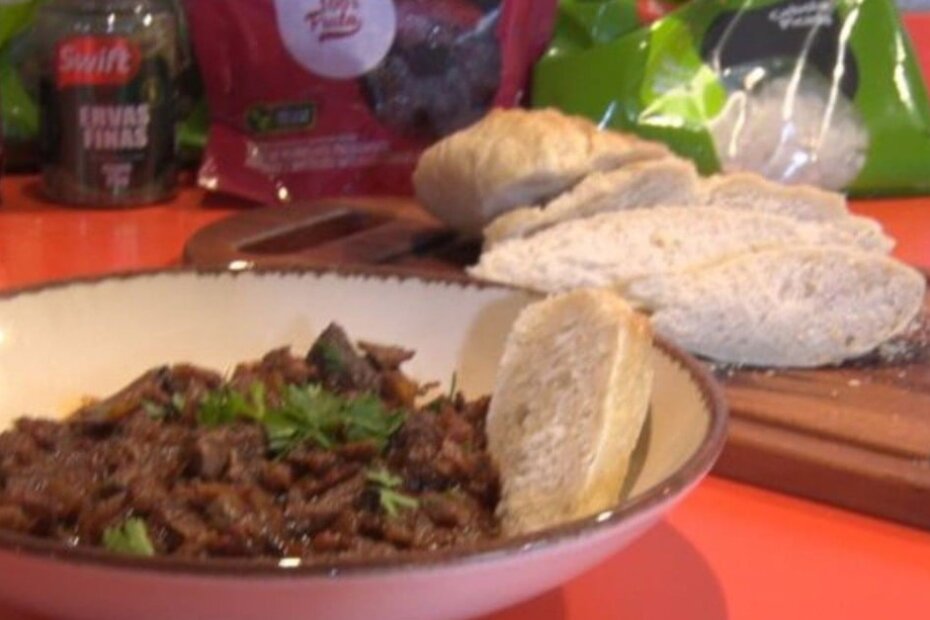 Desbrave os sabores da Hungria: experimente o Goulash, um prato típico que vai surpreender o seu paladar