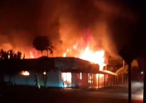 Guia Crissiumal - Notcias - Loja Agropecuaria foi completamente destruida por incendio em Tres de Maio