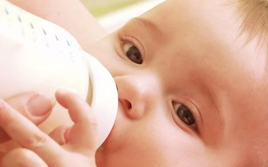 OMS atualiza cartilha e libera leite de vaca para bebês