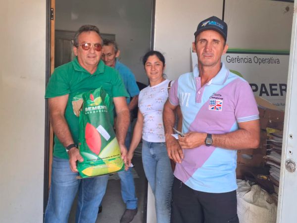 Prefeitura de Cajazeiras distribui sementes para agricultores
