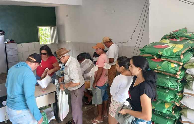 Prefeitura de Carrapateira distribui sementes de milho, feijão e sorgo aos agricultores