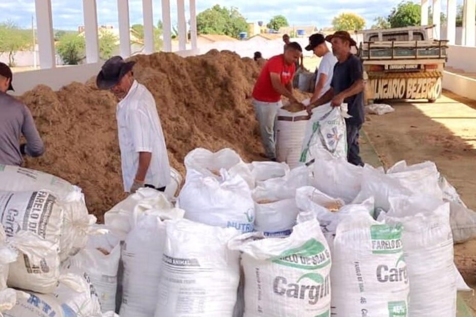 Produtores recebem doações para enfrentamento de seca histórica