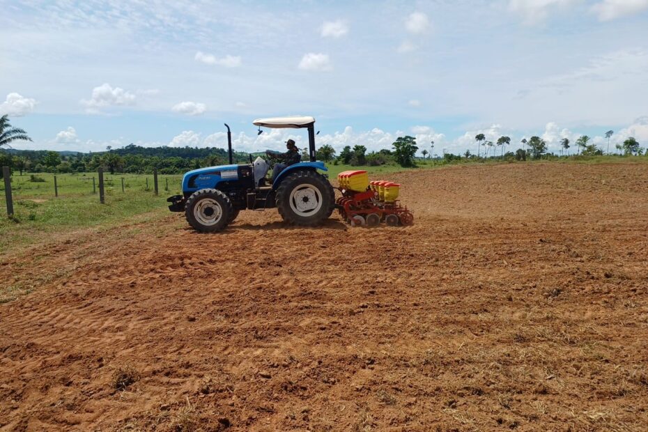 SEMAIC apoia produtor rural com gradagem para plantio de milho para silagem em Ariquemes
