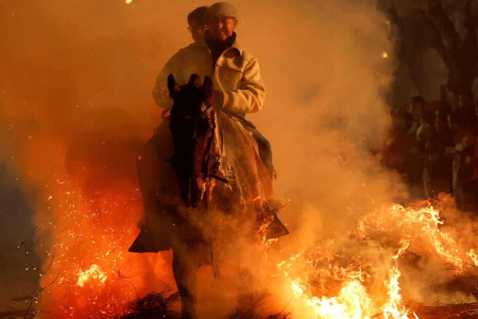 Cavalos pulam sobre chamas em tradição milenar na Espanha; veja