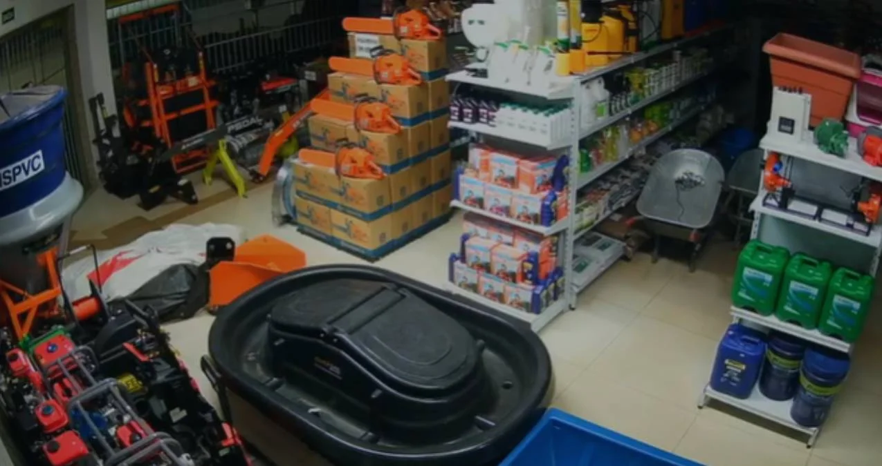 Assalto em loja de agropecuária: 13 motosserras furtadas! 6 VEJA VÍDEO: Bando invade loja de agropecuária e furta 13 motosserras em Porto Velho