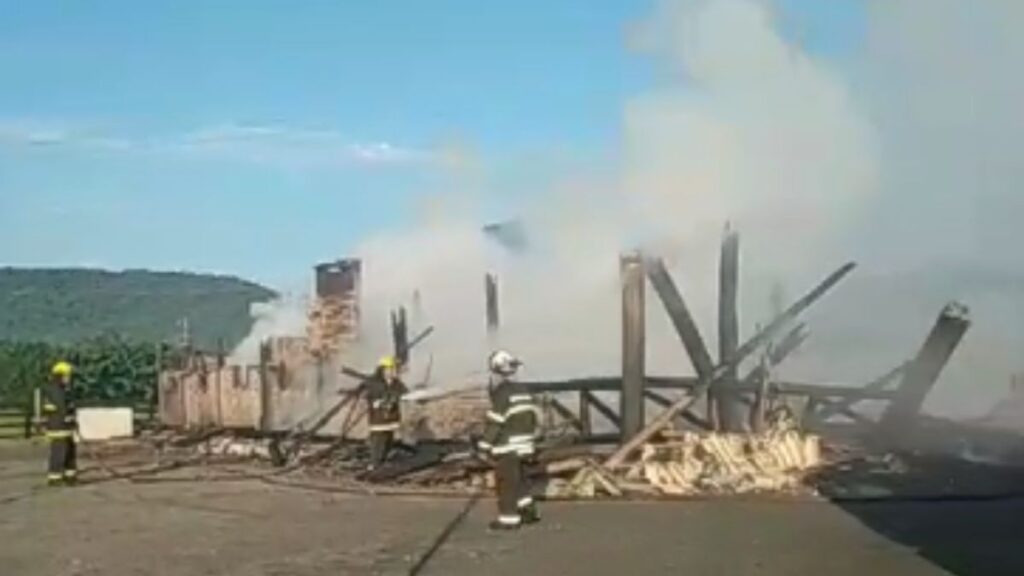 VÍDEO: Cavalos morrem queimados após galpão ser incendiado em Joinville; suspeito está foragido