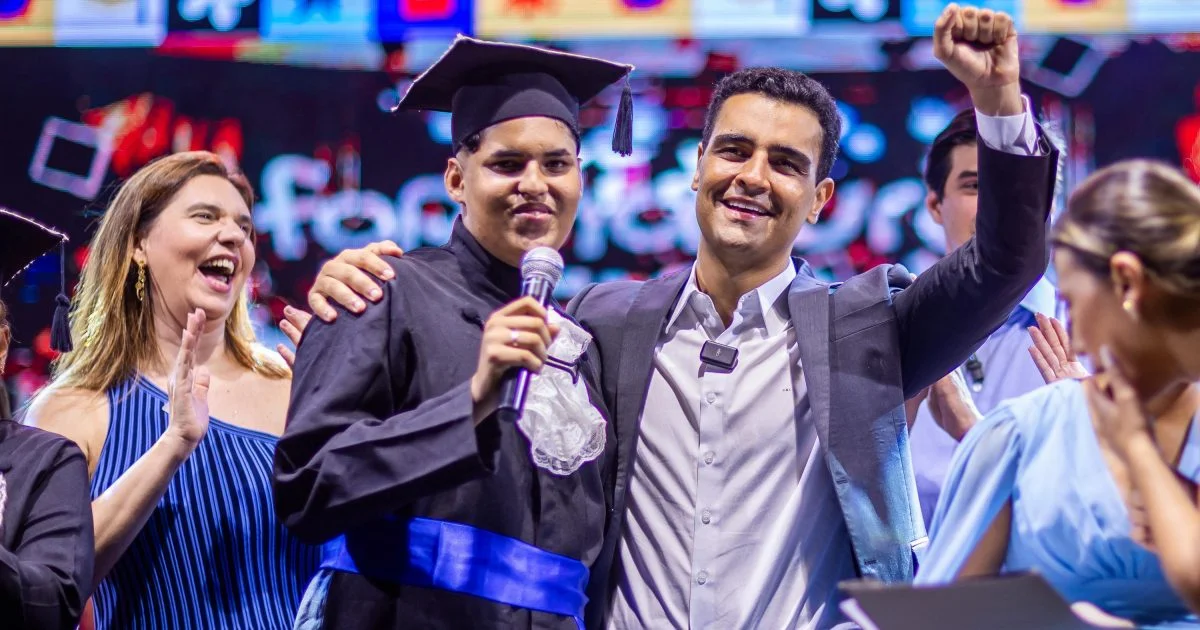 MACEIÓ - Prefeito JHC e Secretária de Educação prestigiam formatura de estudantes municipais no Parque da Pecuária, em Maceió.