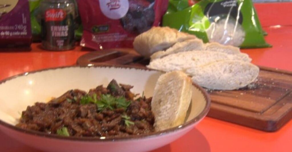 Goulash: o sabor autêntico da Hungria 10 Desbrave os sabores da Hungria: experimente o Goulash, um prato típico que vai surpreender o seu paladar