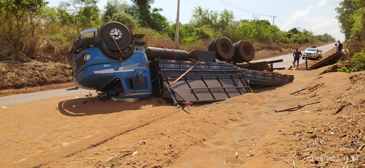 Motorista preso em acidente com caminhão de sorgo