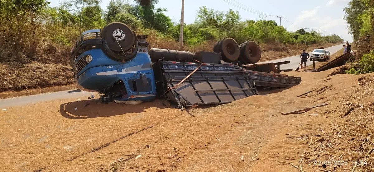 Motorista preso em acidente com caminhão de sorgo 7 Motorista fica preso às ferragens após caminhão carregado de sorgo tombar na BR-464, em Paranacity | Norte e Noroeste