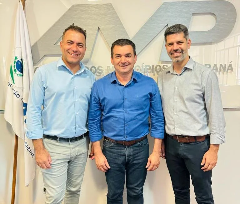 Prefeitos Julio Leite, de Terra Rica, e Eliel Correa, de Diamante do Norte, visitam presidente Edimar Santos na AMP – AMP