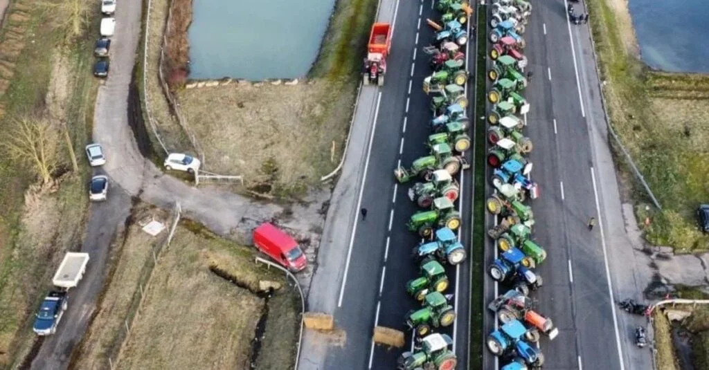 Protestos agrícolas sacodem a Europa 14 Protestos de agricultores se espalham pela Europa