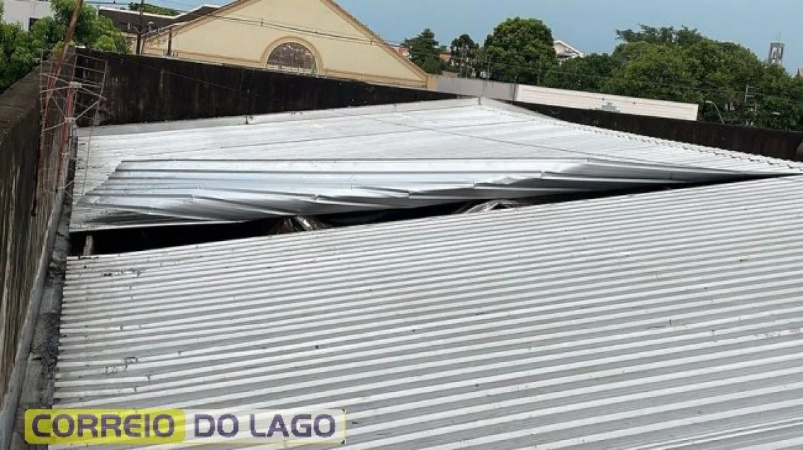 Temporal danifica telhado de agropecuária em Santa Helena 16 Telhado de agropecuária é danificado durante fortes chuvas em Santa Helena