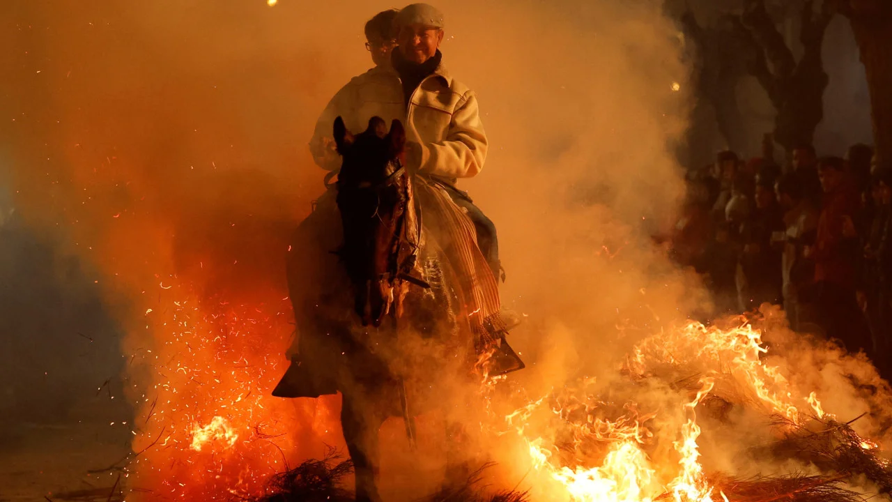 Cavalos pulam sobre chamas em tradição milenar na Espanha; veja