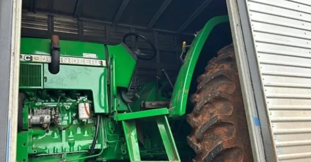 Trator furtado achado na baú. 6 Trator furtado é encontrado dentro de caminhão-baú na BR