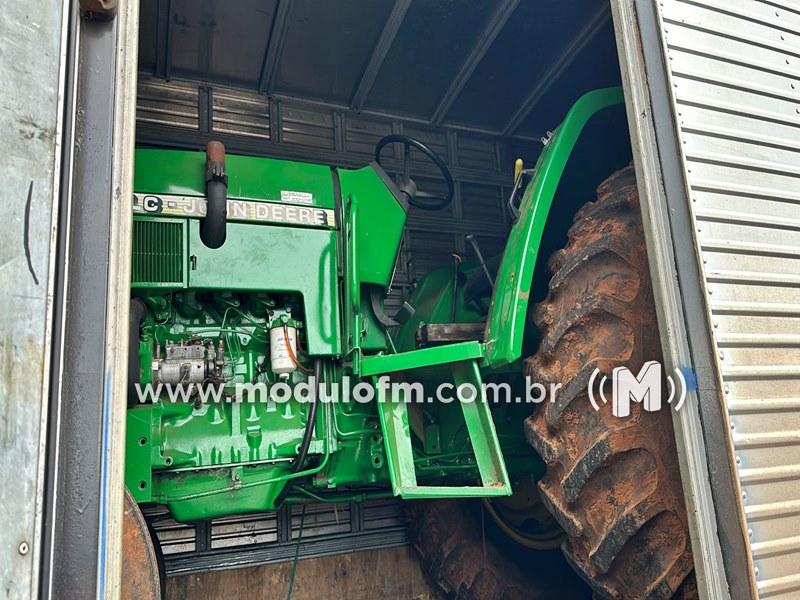 Trator furtado em fazenda é achado na BR-365