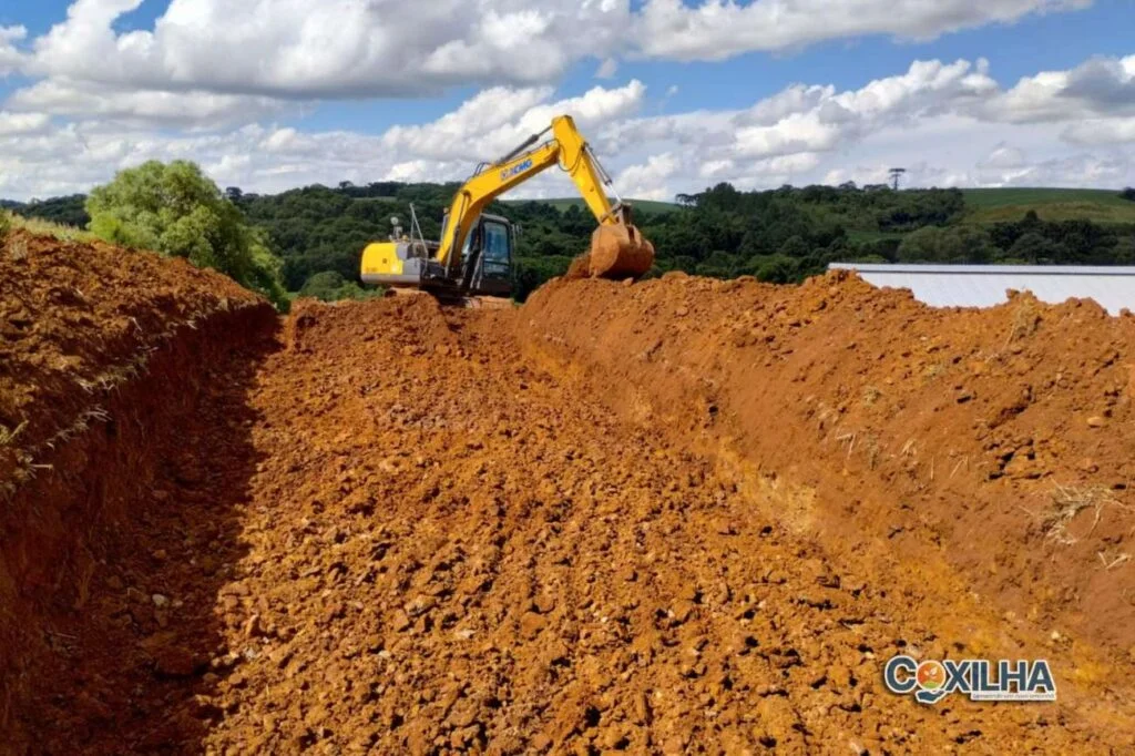 Abertura de vala para armazenamento de silagem é realizada em Coxilha