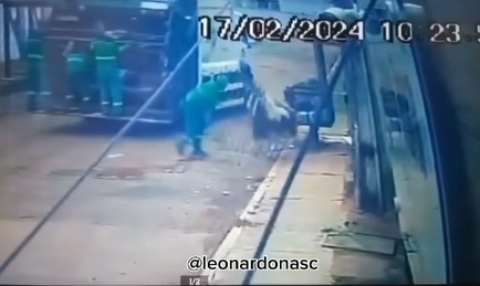 Caso de cavalo agredido por gari em Valparaíso causa repercussão na cidade e prefeitura promete apuração