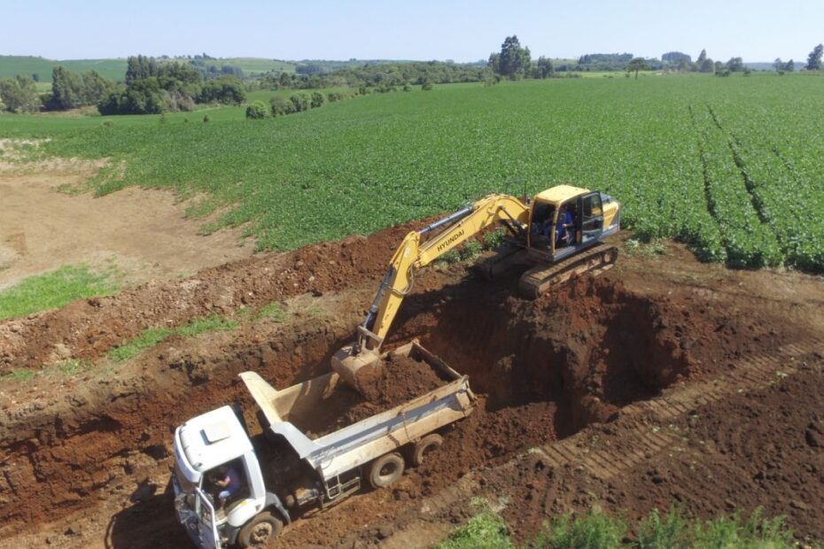 Secretaria de Agricultura de Abelardo Luz trabalha no escavo de buracos para armazenar silagem