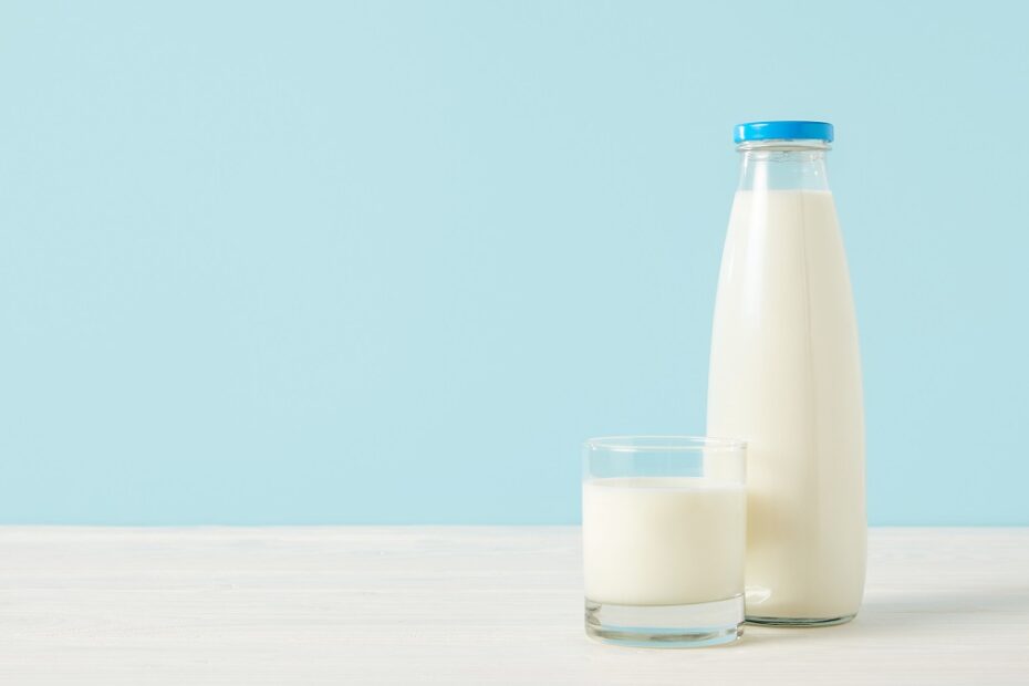 garrafa e copo de leite sobre a mesa. a alergia ao leite ou APLV exige cuidados