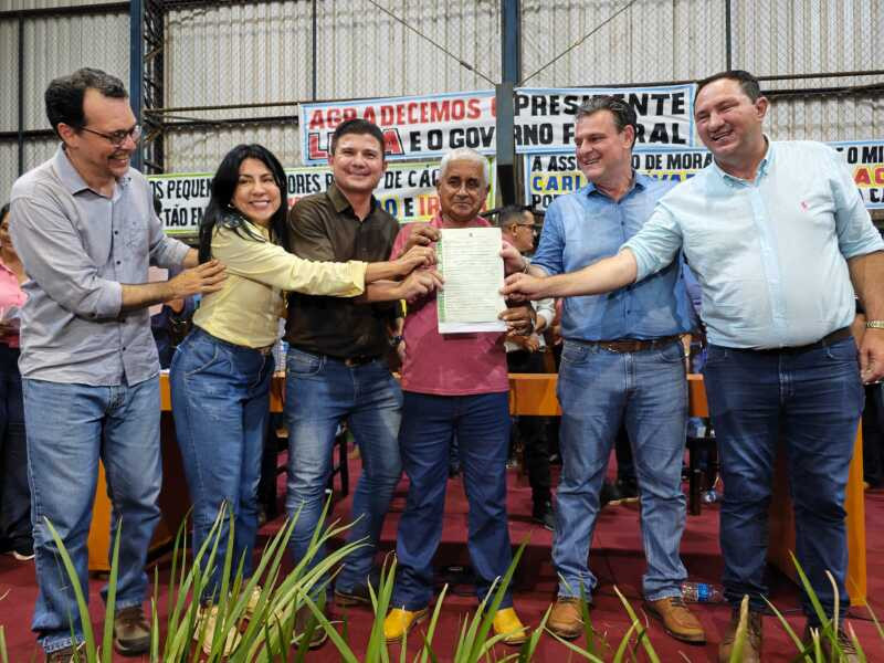 Ministro da Agricultura e Pecuária, Carlos Fávaro entrega títulos de propriedade em assentamento de Cáceres