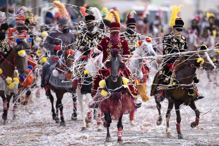 Encontro de gerações marca primeiro dia do Carnaval a Cavalo de Bonfim, em MG; FOTOS - G1