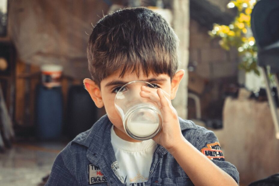 Quando as crianças podem começar a tomar leite de vaca? | Saúde