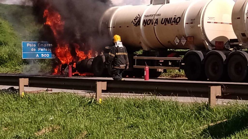 Vídeo: cavalo mecânico de carreta pega fogo na BR-262, na Grande BH; veículo transportava biodiesel