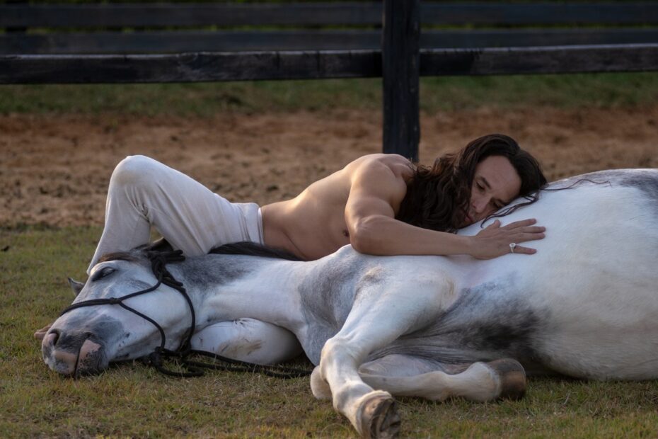 Rodrigo Santoro escolheu cavalos e dispensou dublês para sequências de hipismo em 'Bom dia, Verônica'. Saiba mais | Séries